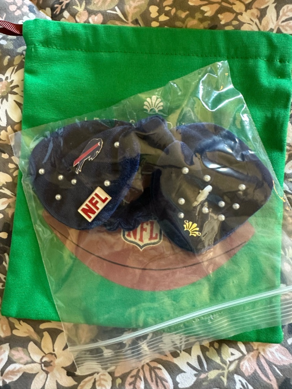 LELE SADOUGHI BUFFALO BILLS BOW SCRUNCHIE - NWT - Picture 3 of 8